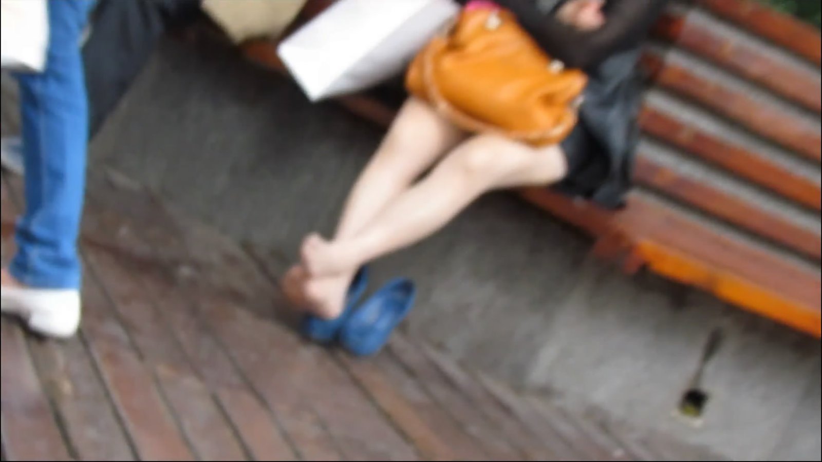 Women take out nylon legs for waiting.